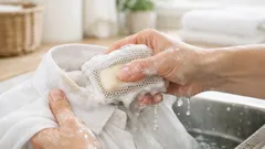 Fast tvättsåpa mot kragfläckar: punktvätt som gör vita plagg fräscha igen