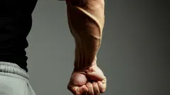 Två enkla övningar för att bygga stora och starka armar utan gym