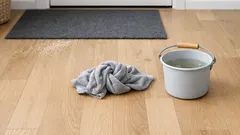 Så städar du hallgolvet rent på 10 minuter utan att dränka det