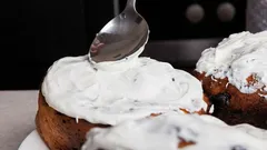 Vad ska man blanda kondenserad mjölk med för att få en ”gudomlig” tårtkräm: det är inte smör