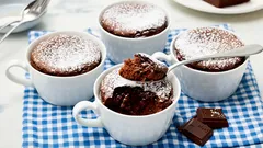 Chokladmuffins i en mugg på 3 minuter: snabbt recept för mikrovågsugn