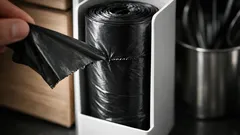 Så slipper du kaos i skåpet med rullade soppåsar som du river av en och en