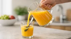 Häll utan spill på 5 sekunder: skedtricket som stoppar att vätskan rinner längs glaset