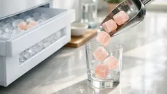 Rengör ismaskinen i kylskåpet: rosa is-metoden som visar när det är klart