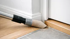 Så städar du hallens hörn med en toalettpappersrulle och dammsugaren