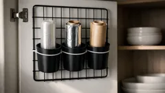 Så bygger du dörrförvaring med trådnät, koppar och buntband – perfekt för småsaker