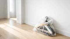 Flytta hängande kläder utan att vika: sopsäck-tricket som sparar tid och skrynklor