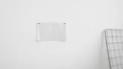 Hyresvänlig väggförvaring med häftapparat och plastficka – nästan inga märken