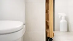 Bygg en smal hylla på hjul för toaletten – rulla undan och städa på sekunder