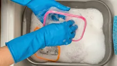 Så rengör du plastbehållare så att de blir som nya: vad du ska tillsätta i diskvattnet