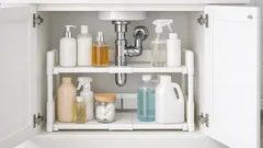 Så får du smart förvaring under handfatet med två nivåer, även när avloppsröret är i vägen