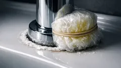 Få bort kalk runt kranen med citronsyra – metoden som funkar även på hårda avlagringar