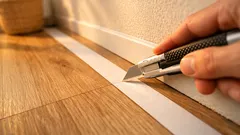 Så kapar du självhäftande golvmatta rakt mot väggen med en enkel mall