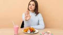 Ständig hungerkänsla även efter att du har ätit: så identifierar du orsakerna och slutar småäta